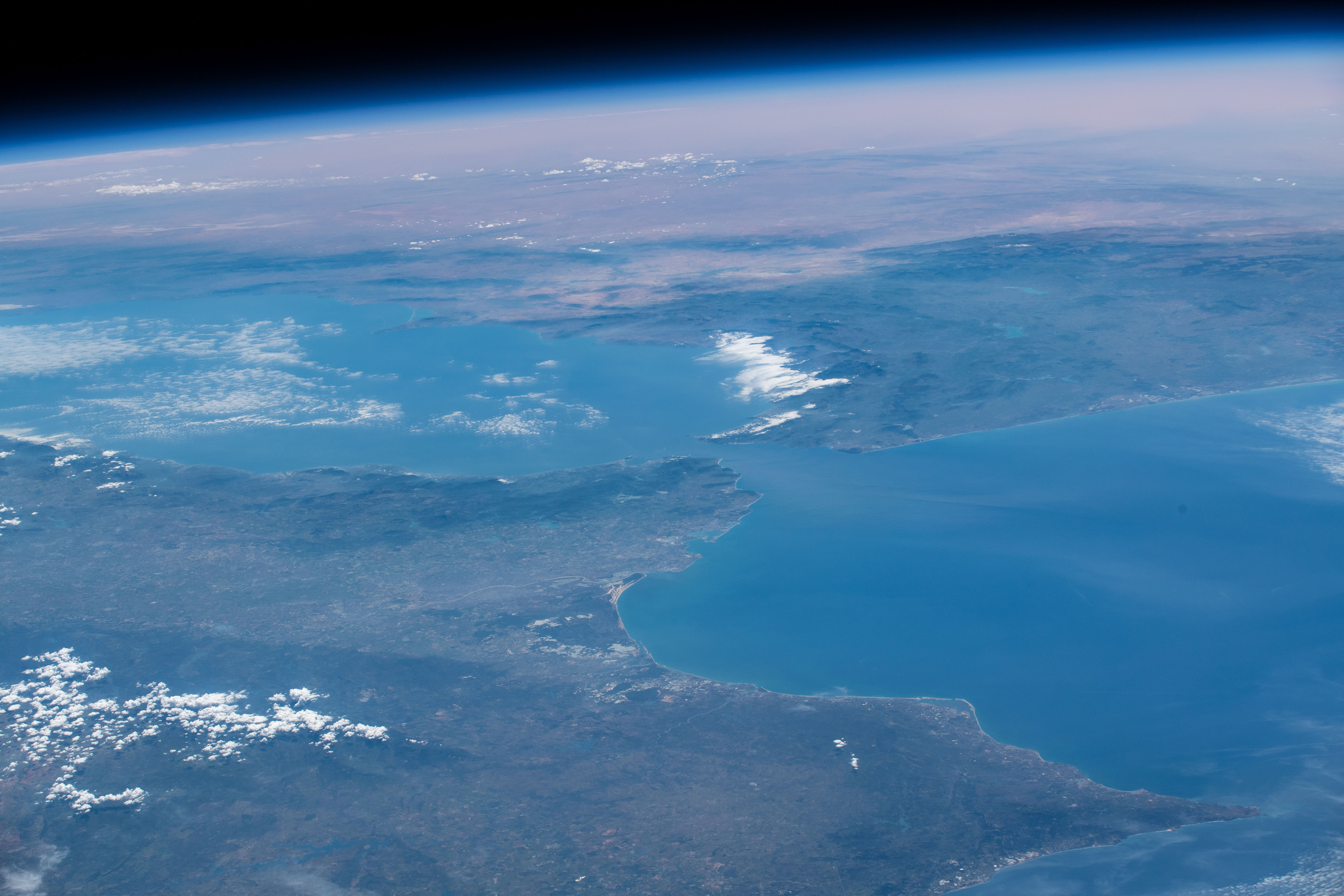 Самый большой пролив атлантического океана. Гибралтарский пролив из космоса. Средиземное море Гибралтарский пролив Атлантический океан. Атлантический океан с самолета. Атлантический океан вид с самолета.