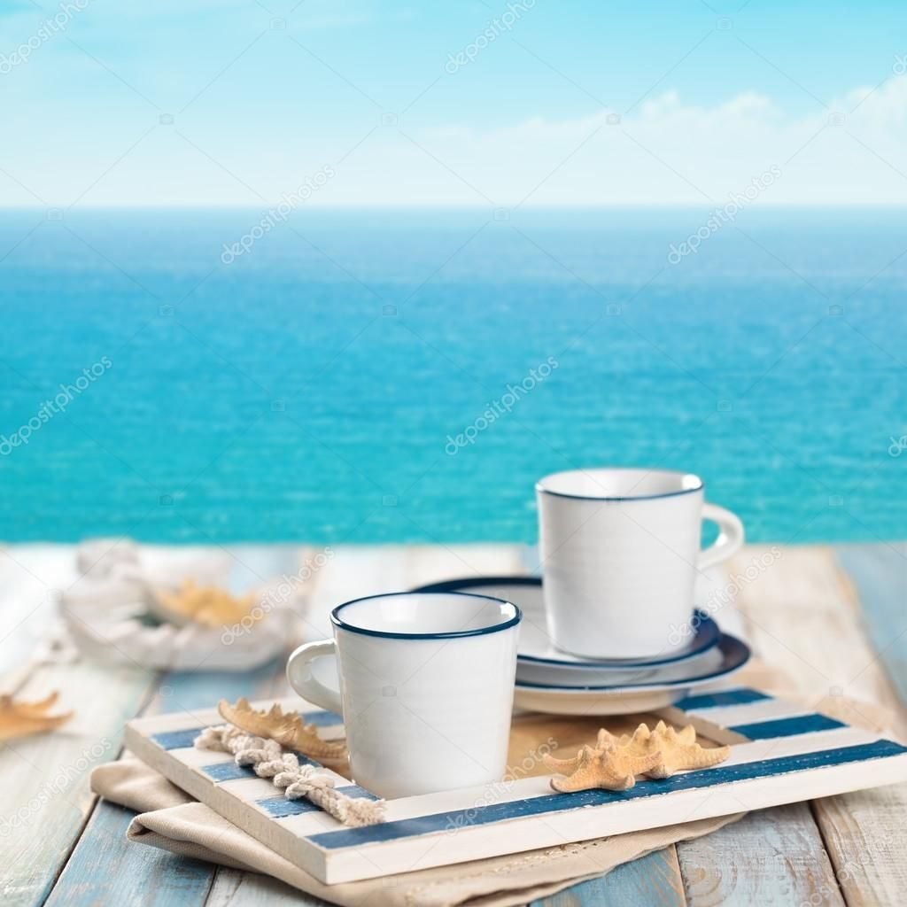 Чашка кофе на берегу океана