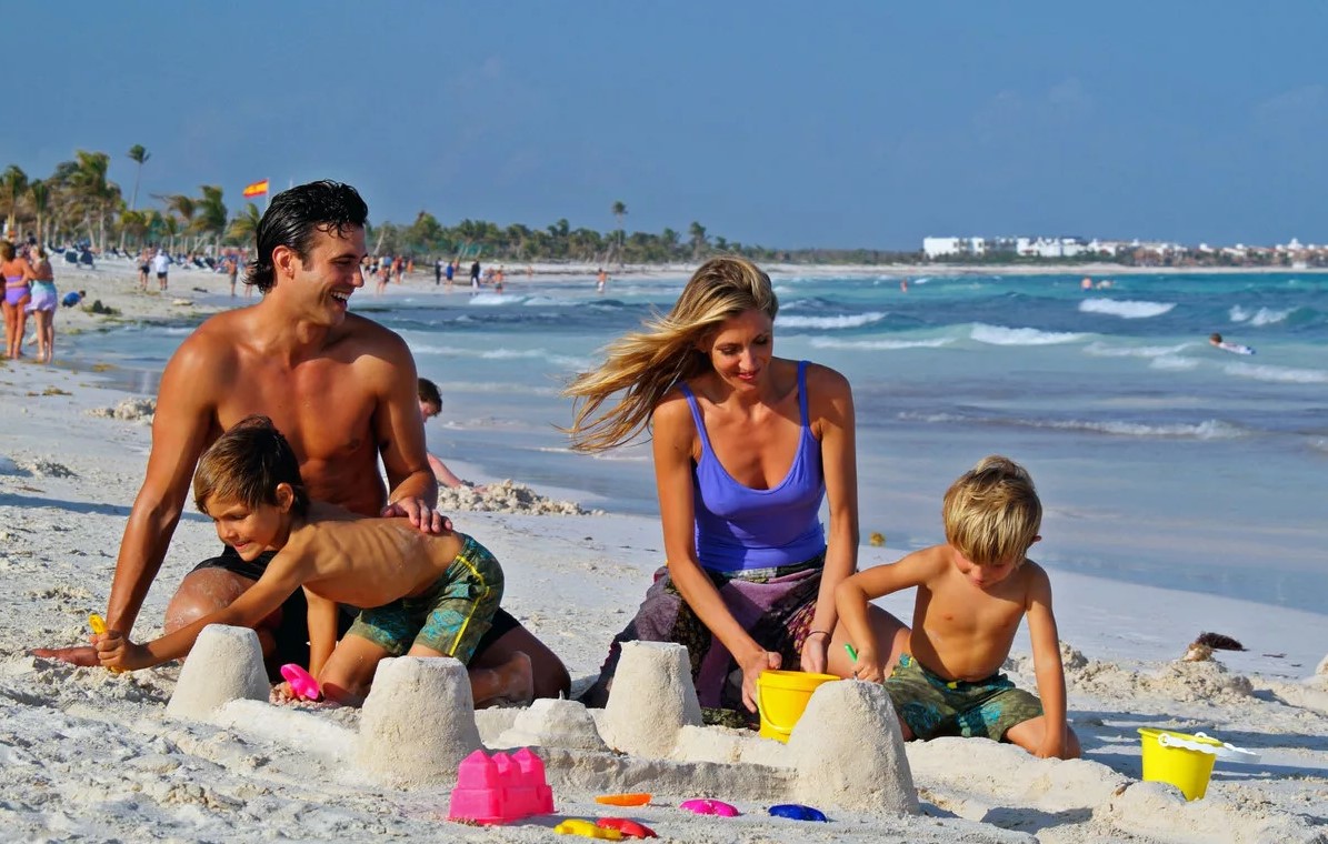 Родители и дети на нудистском пляже