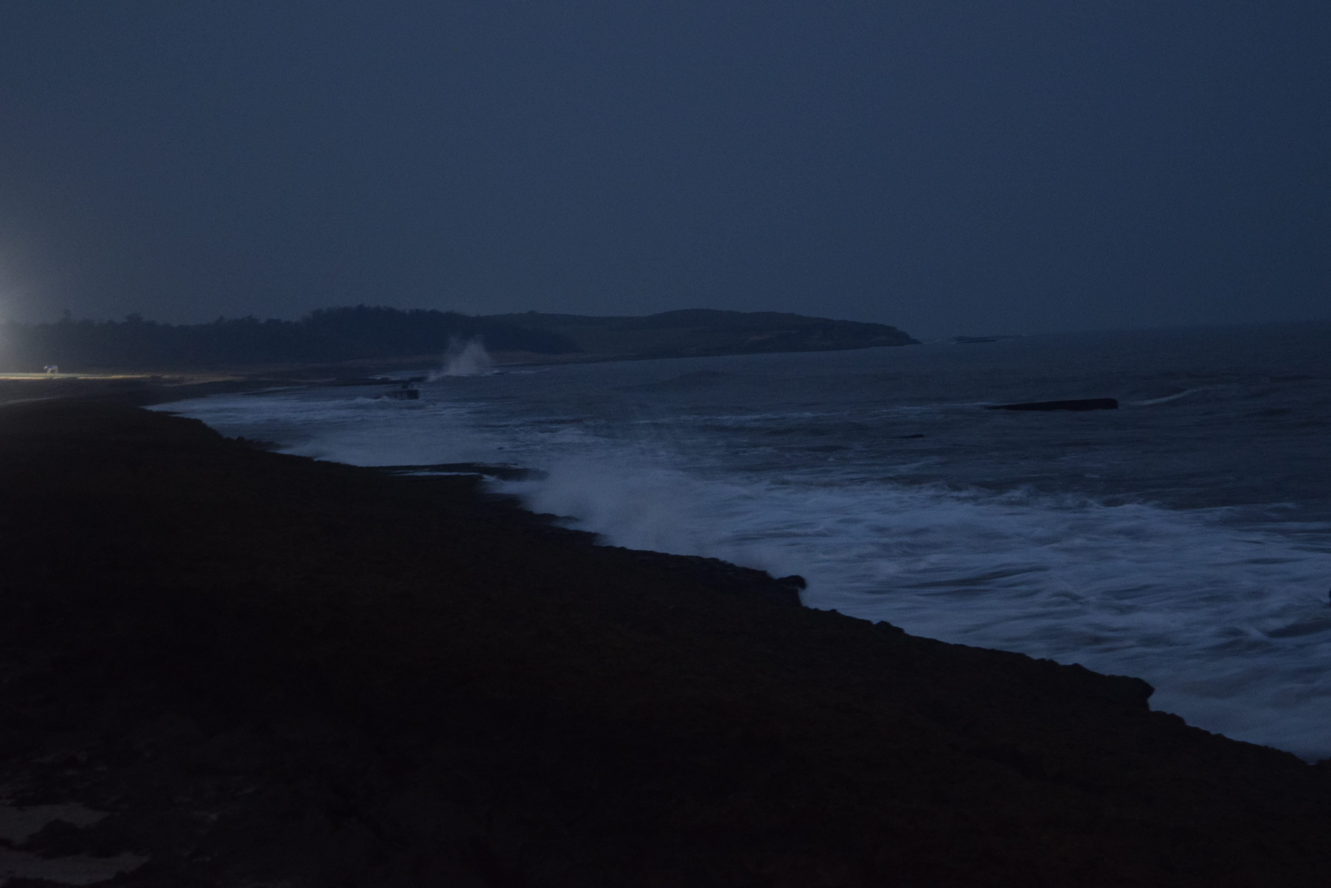 Когда выйдет ночь у берега 82 глава. Ночное море. Ночной пляж. Ночь в море. Берег моря ночью.