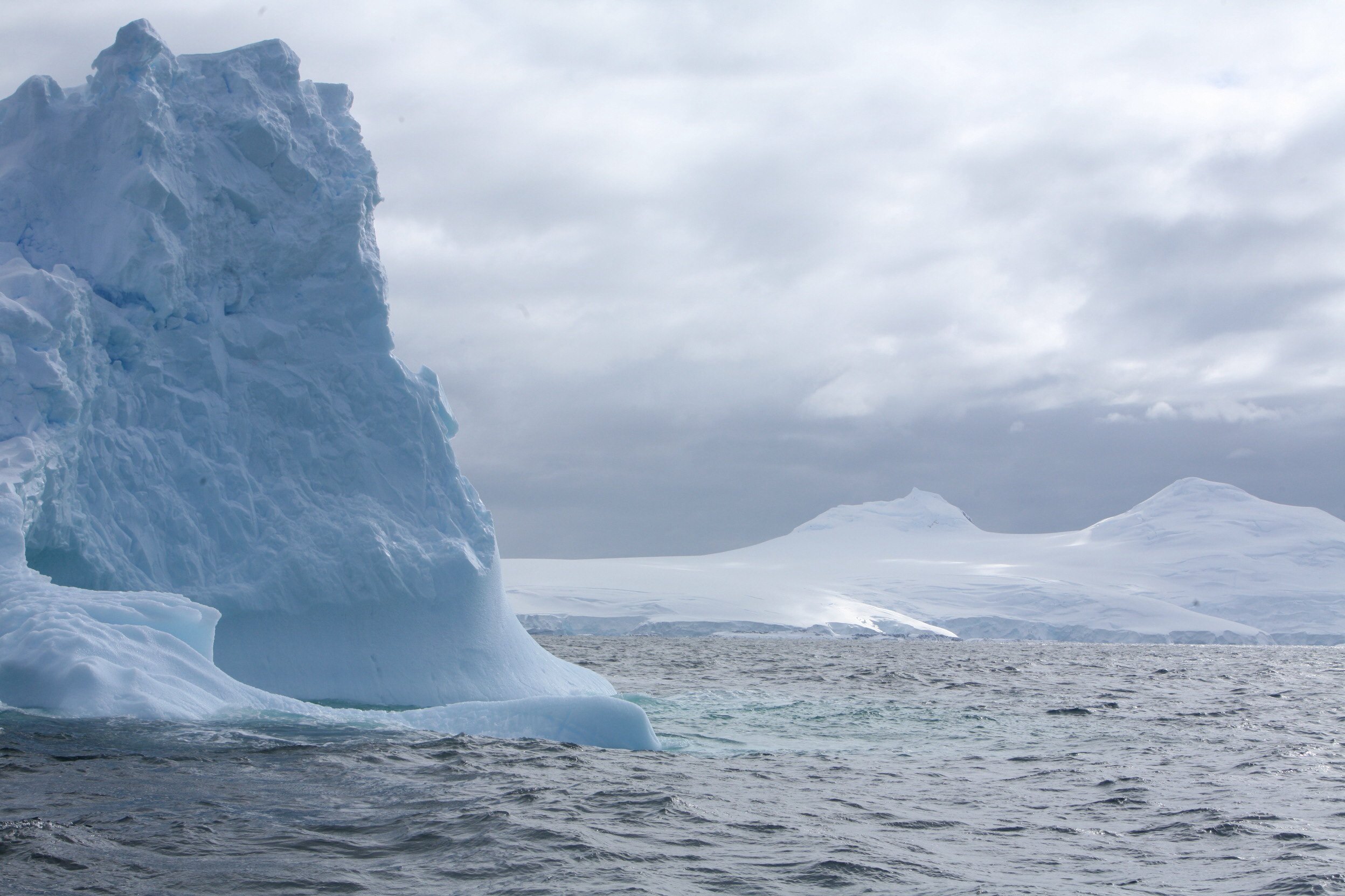 Бассейн антарктического океана реки. Южный океан айсберги. Айсберги Антарктиды. Антарктида Южный океан. Гидросфера Айсберг.