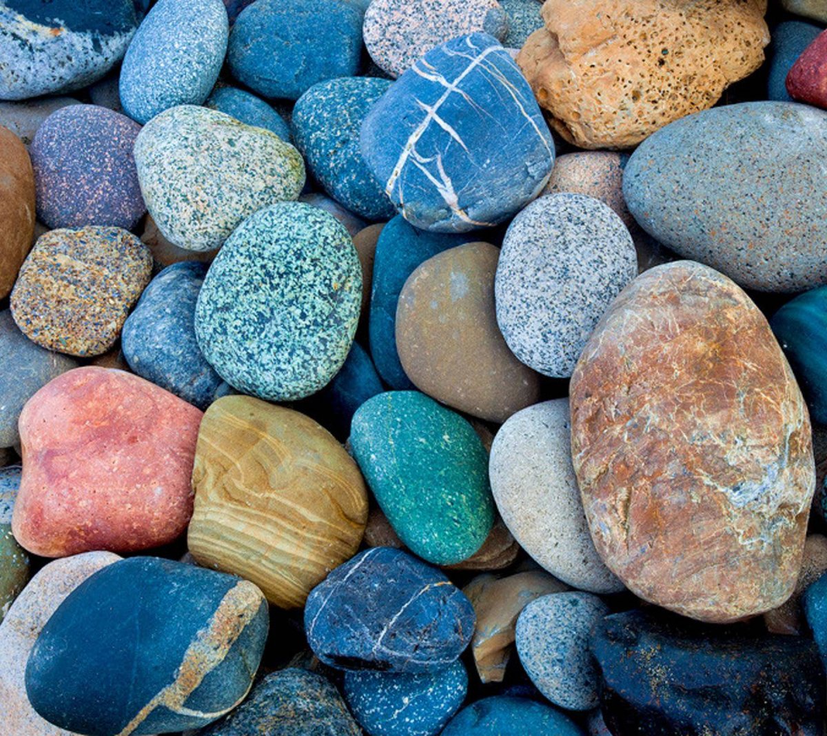 Валуны галька. Разноцветные камни. Разноцветная морская галька. Камни разноцветные морские. Цветные камешки.