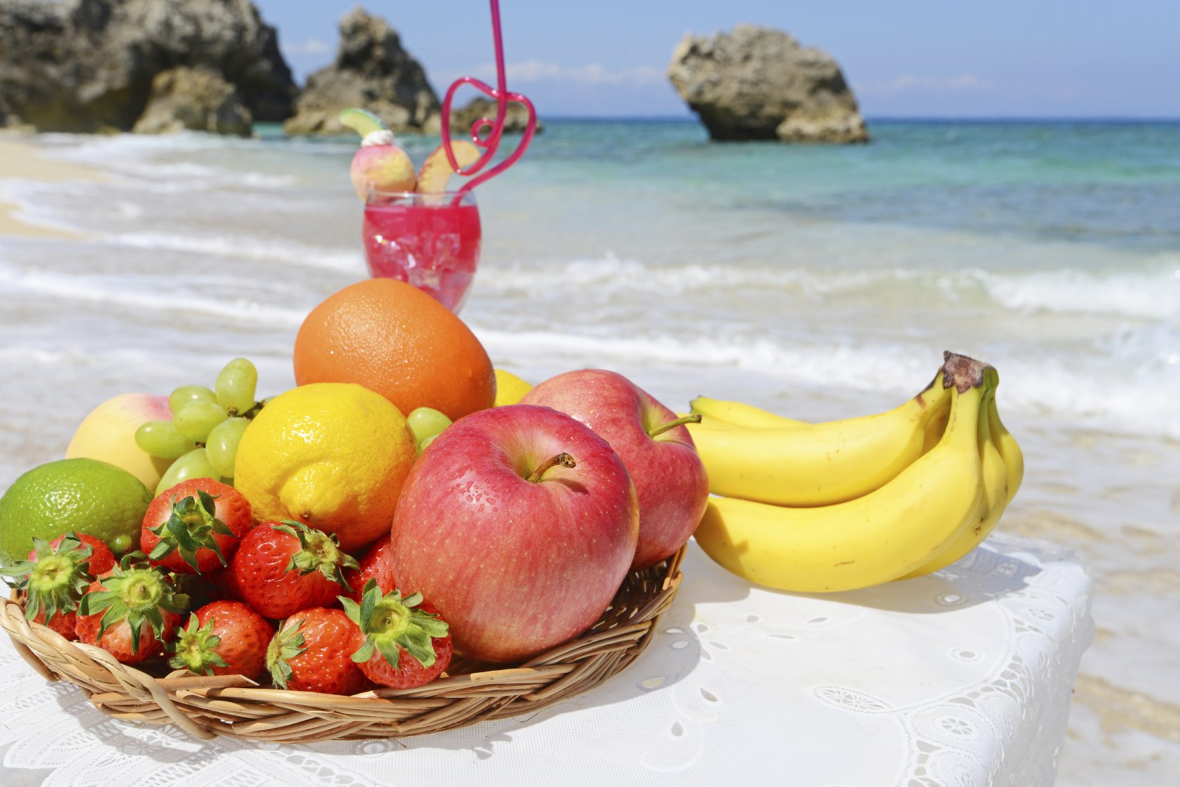 Остров фруктов 2. Лето фрукты. Море фрукты пляж. Фрукты на пляже. Экзотические фрукты на пляже.