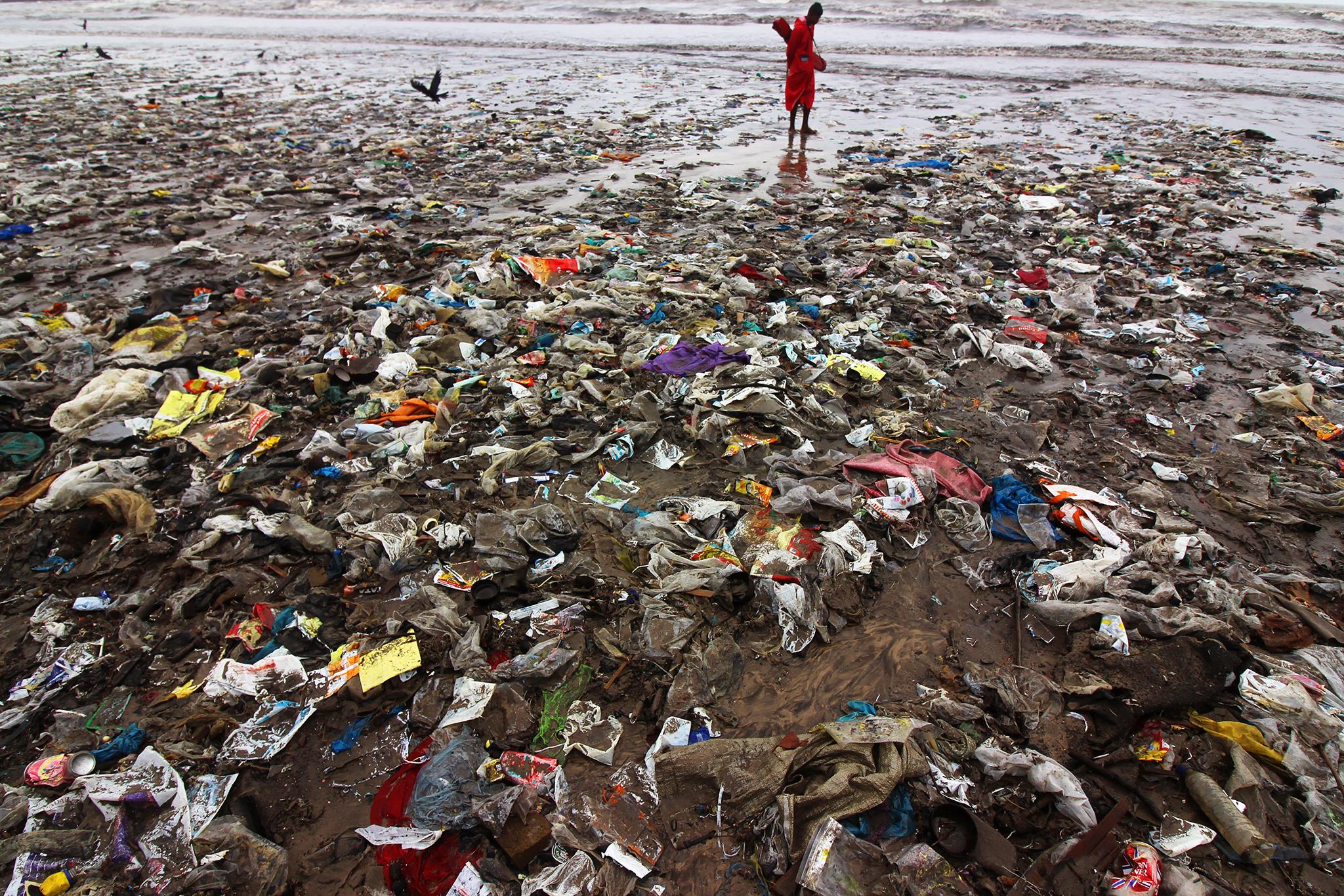 Экологические тихого океана. Мусорный Континент в тихом океане. Великобритания мусорное пятно. Мусорное пятно в индийском океане. Загрязнение мирового океана промышленными отходами.