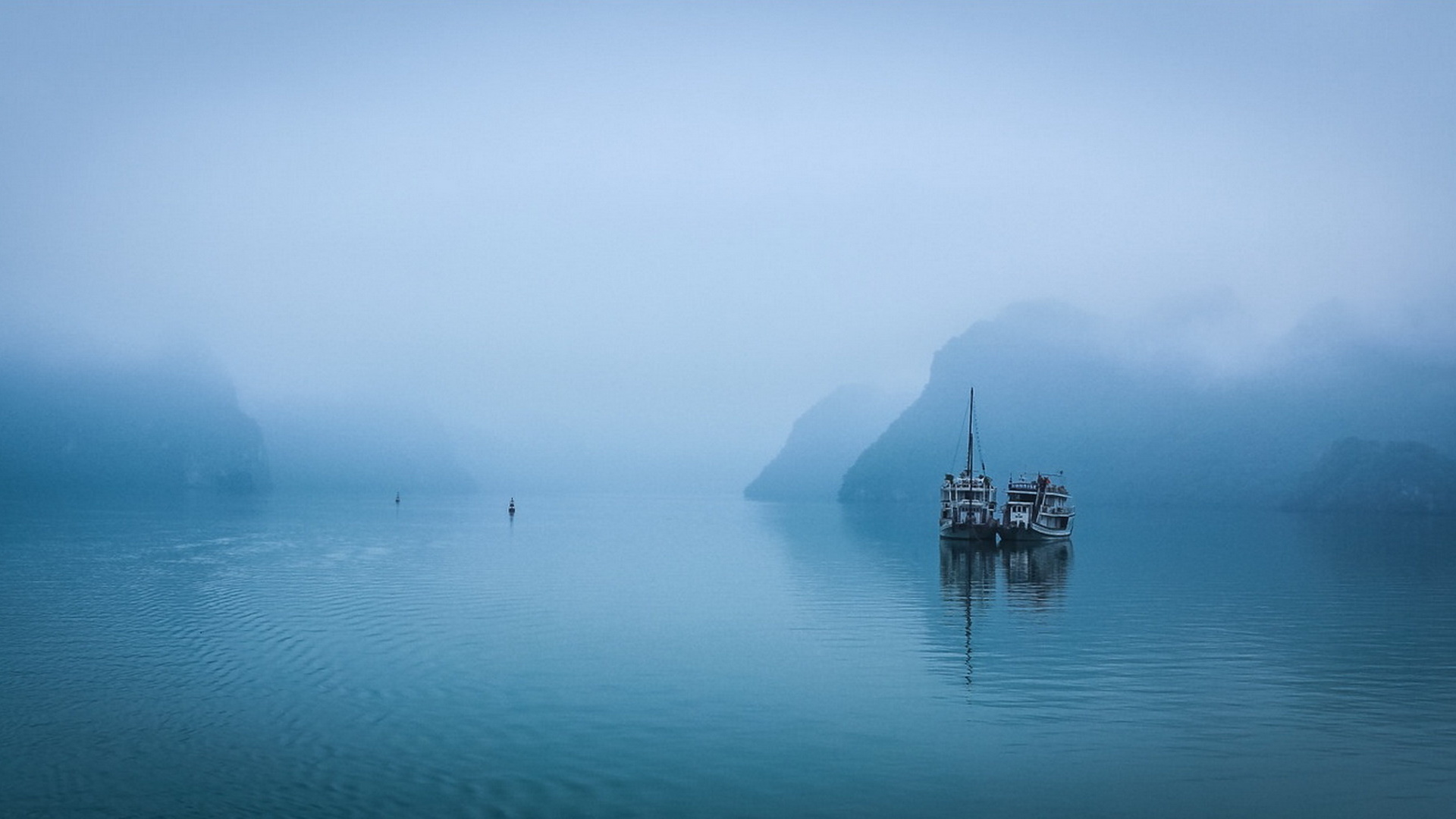 Штиль туман. Море в тумане. Корабль в тумане. Туман на воде. Туманная бухта.