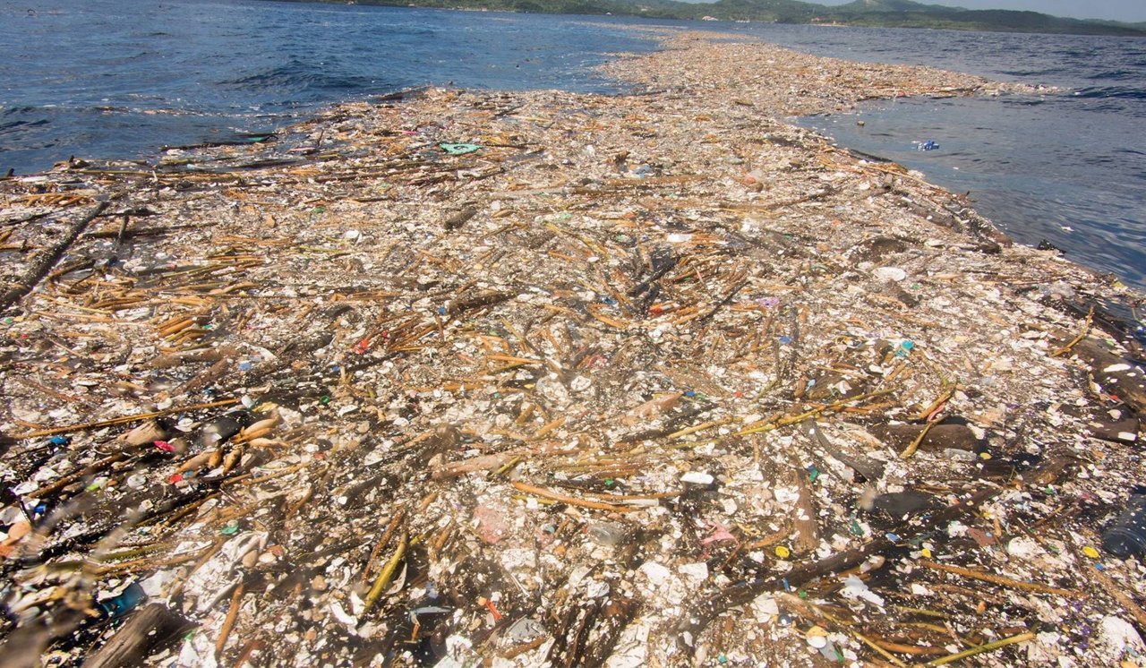 Остров из мусора в океане фото