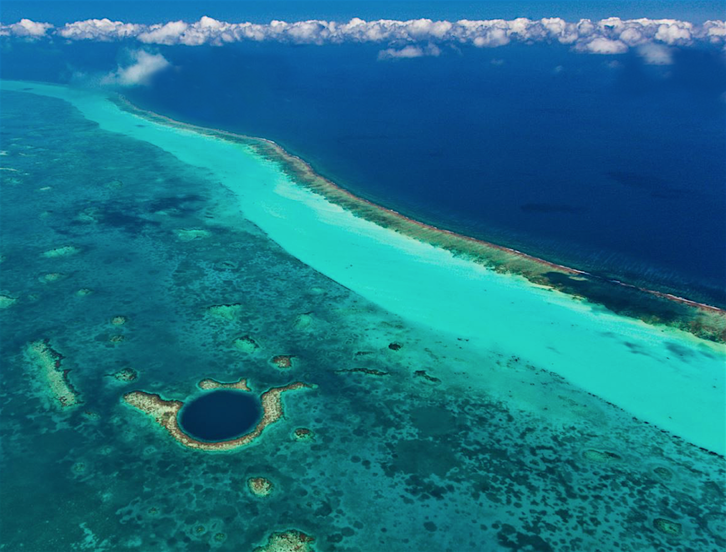 Самая глубокая. Большая голубая дыра, Лайтхаус-риф. Белизский Барьерный риф Белиз. Юкатан полуостров большая голубая дыра. Большая голубая дыра Белиз.