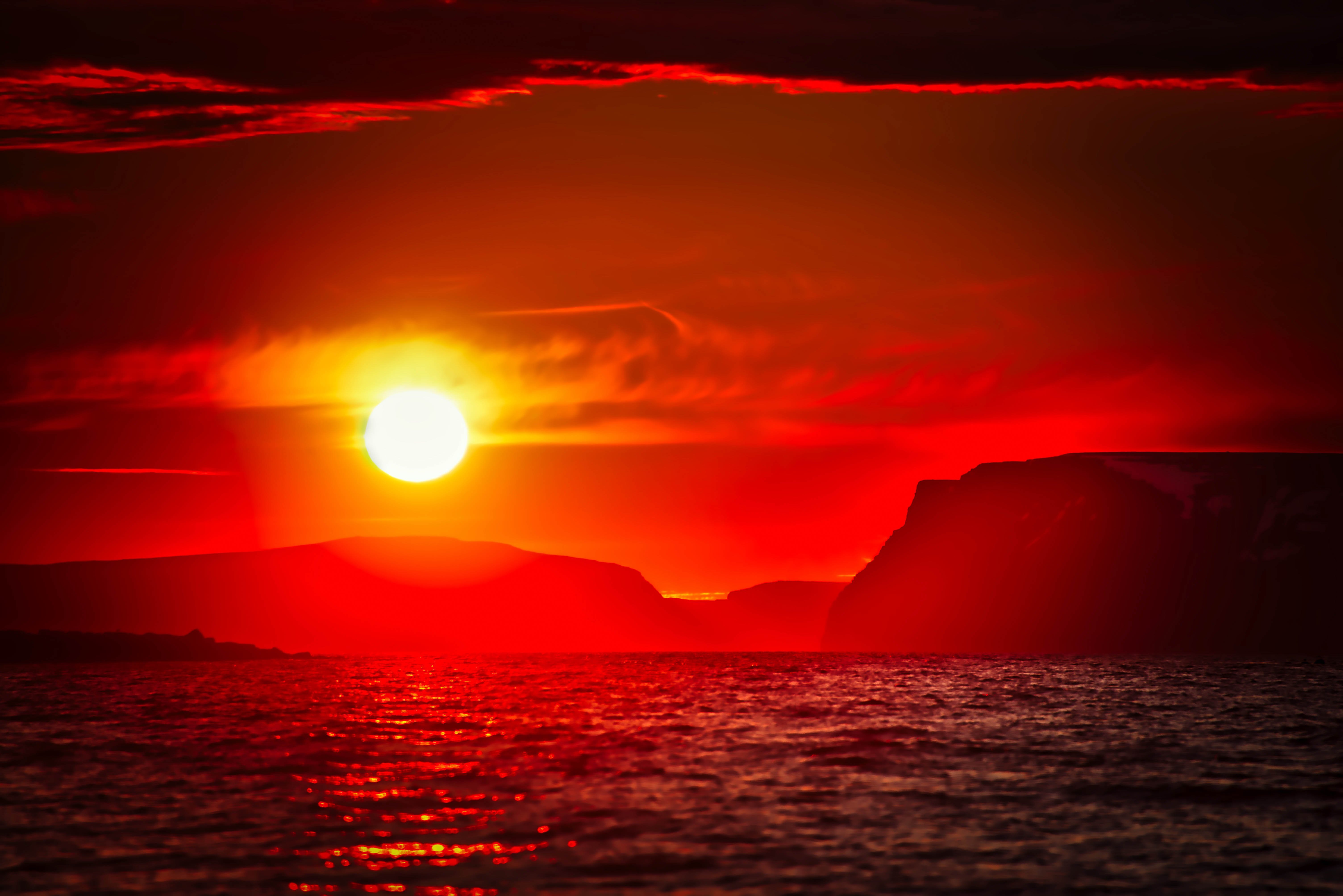 Багряный закат. Красный закат. Красный закат на море. Красное солнце.