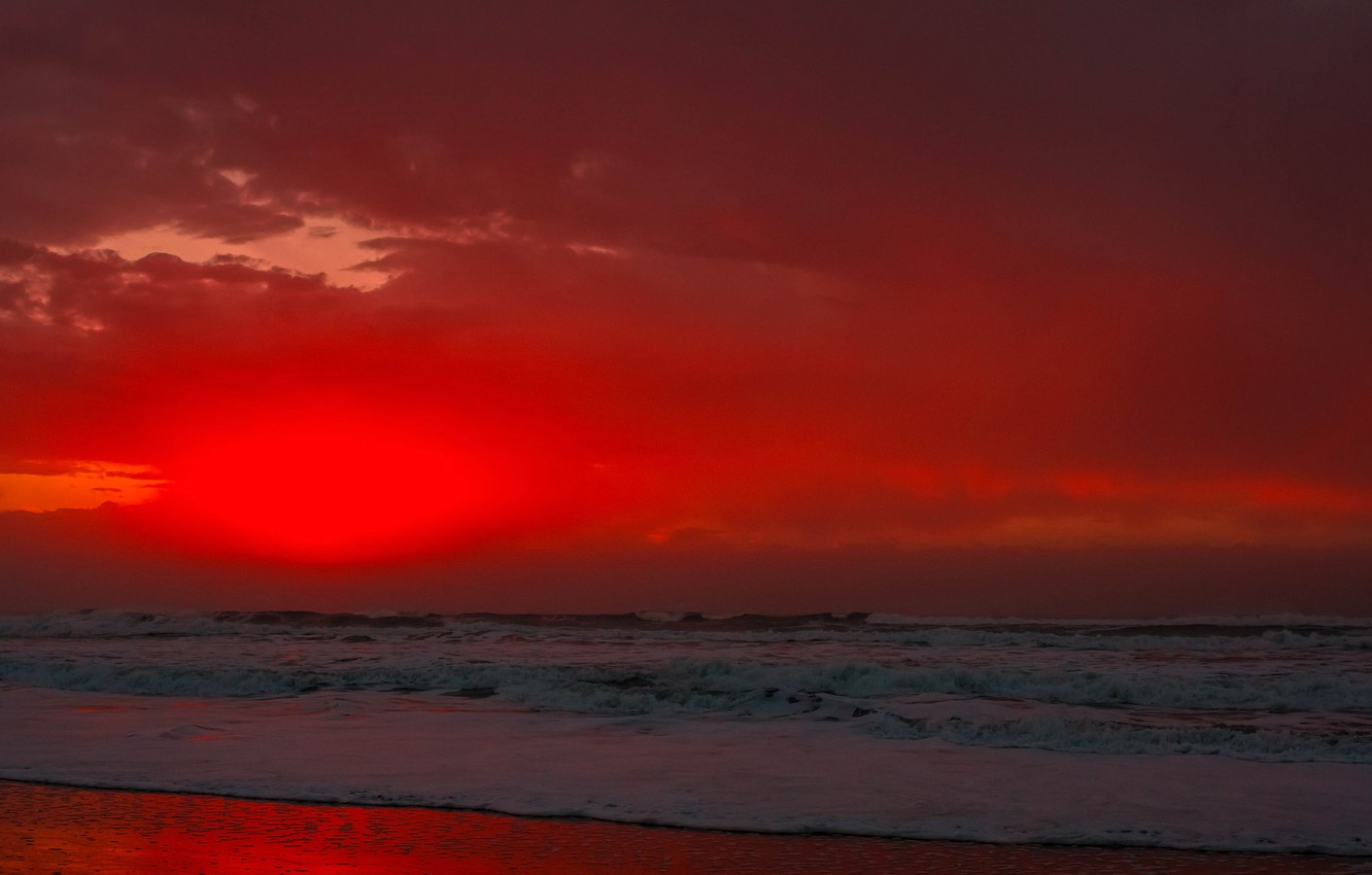 Красный рассвет на море