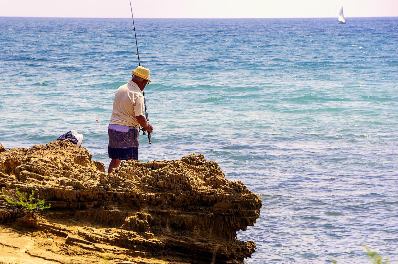Рыбаки на берегу моря