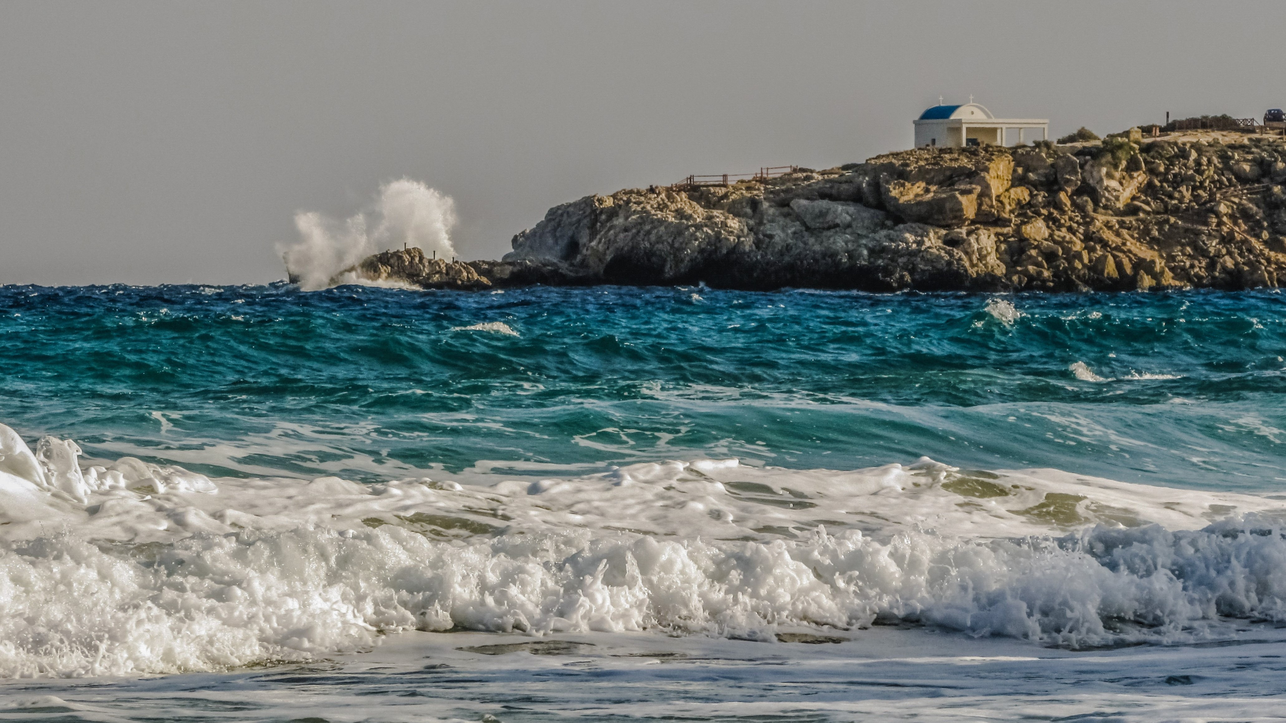 Видеть волны с берега. Волнорезы на Кипре. Волнорез на море. Средиземное море Прибой. Черное море Прибой.