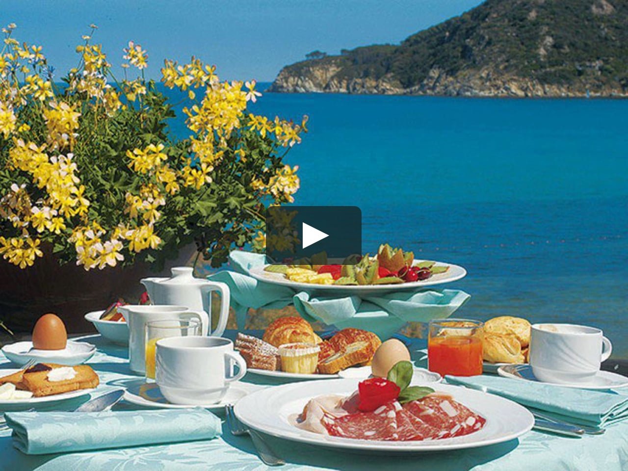 Доброго дня завтрак. Средиземноморский завтрак Позитано. Столик у моря. Завтрак у моря. Летний завтрак.