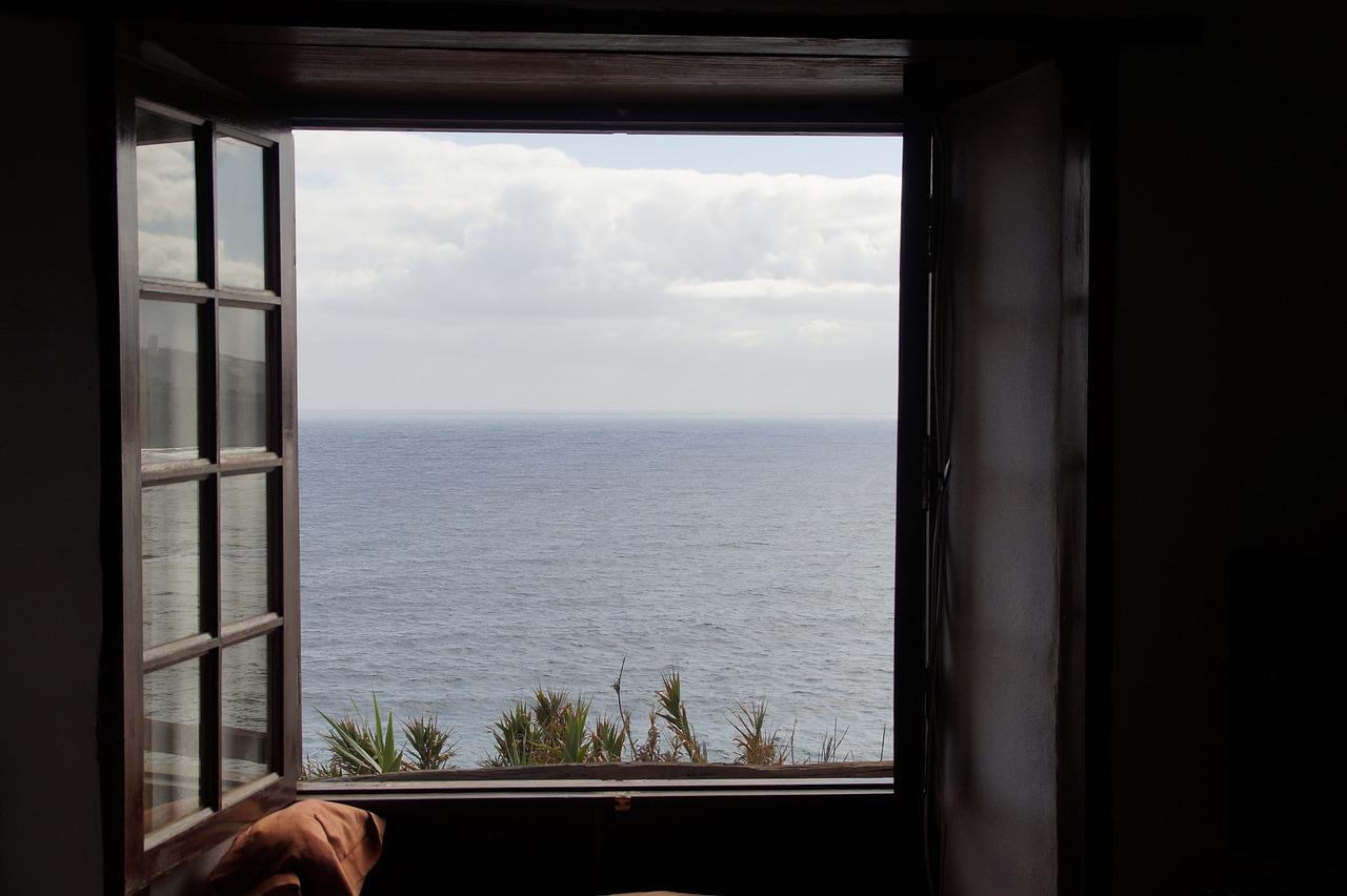 окно на море