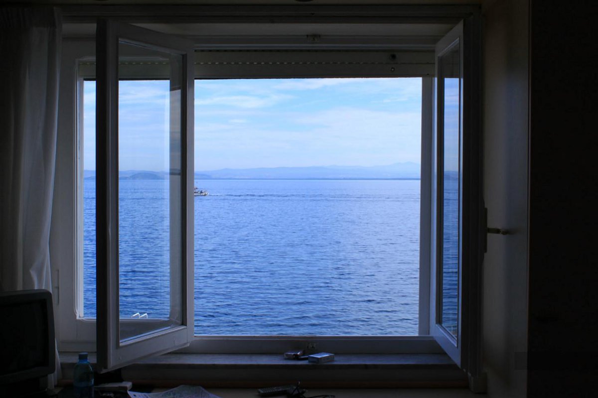 Фото с окна с видом на море