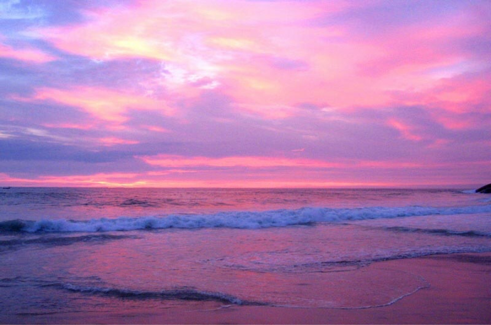 Бледно розовый рассвет. Розовый закат. Нежный закат. Розовый закат на море. Розовое море.