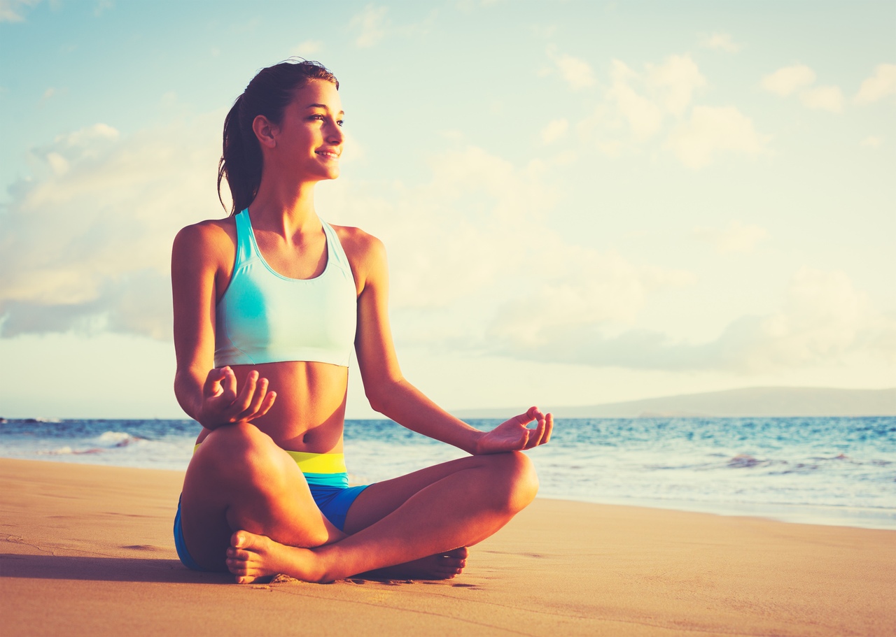 Медитация девушка на пляже