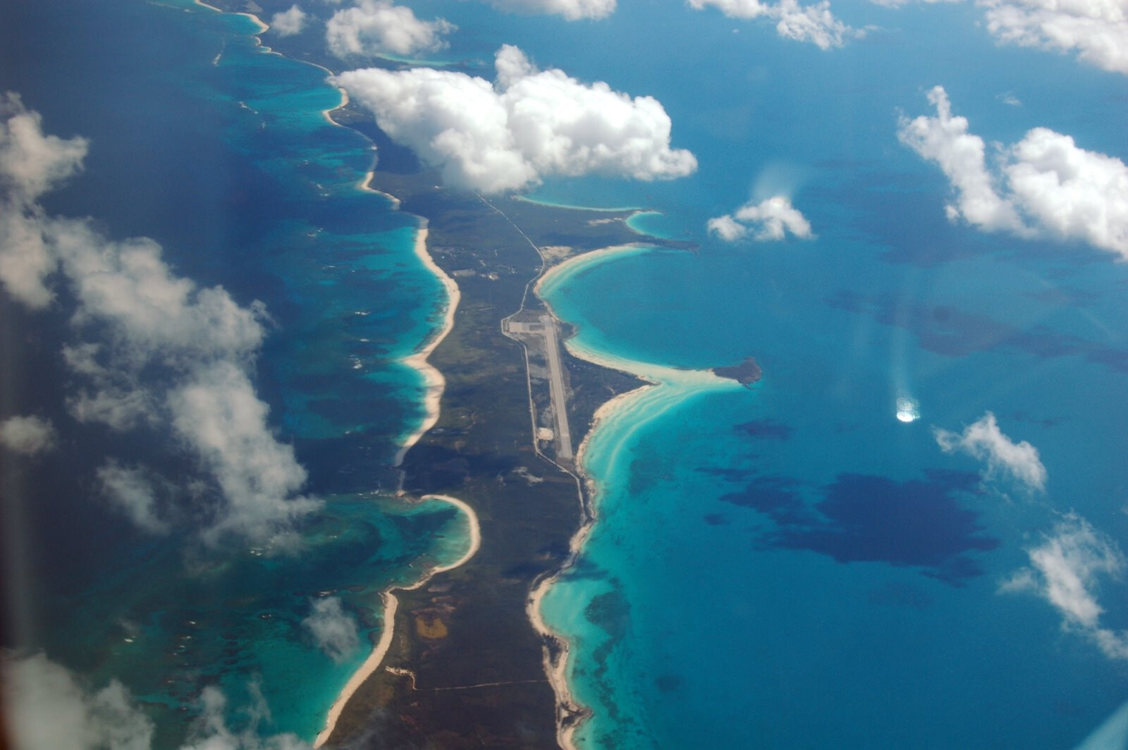 Встречается тихий и атлантический океан. Эльютера Багамские острова. Карибское море Атлантический океан. Остров Эльютера. Граница Карибского моря и Атлантического океана.