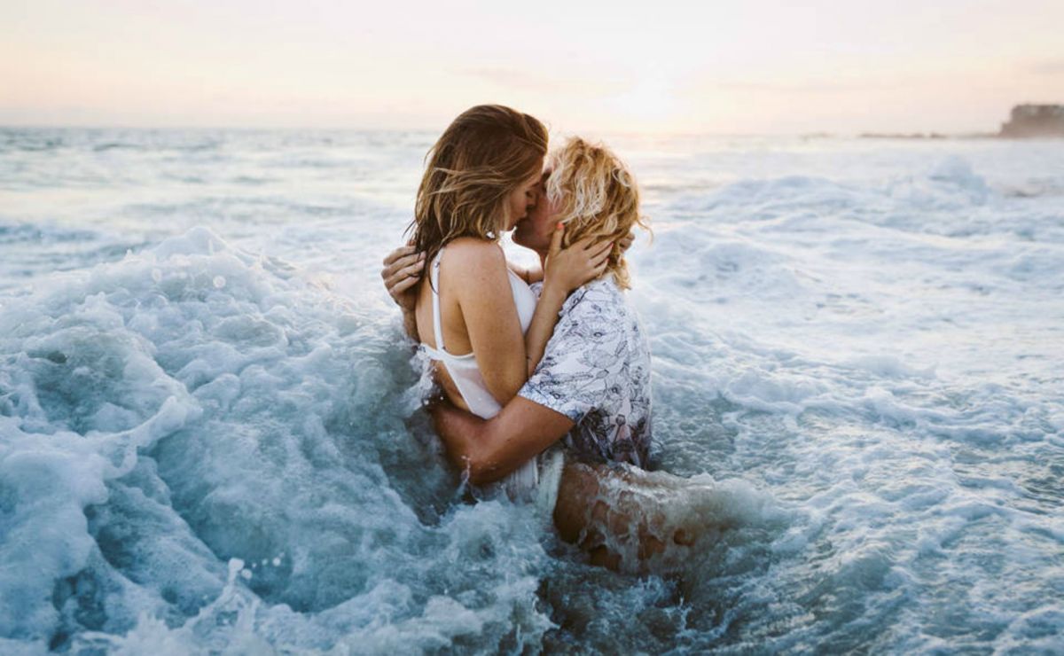 Море и пара влюбленных