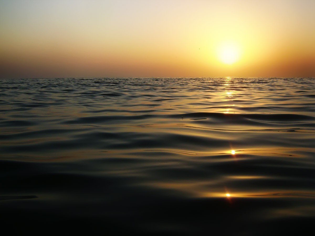 Круг черного моря. Черное море закат. Море при ярком солнце. Рассвет закат на чёрном море. Море в вечерней заре.