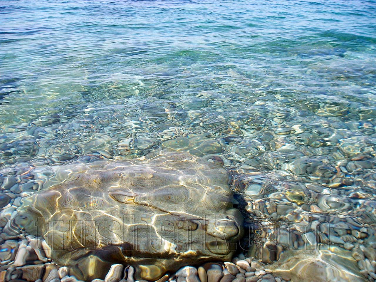 И тихая прозрачная вода. Прозрачное море. Прозрачная вода. Чистое море. Прозрачная вода галька море.