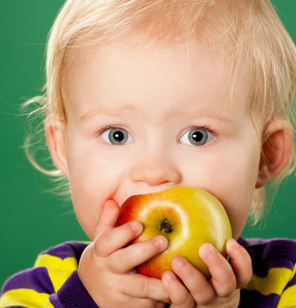 Ешьте фрукты немытые. Ребенок кушает фрукты. Немытые фрукты. Кушает яблоко. Немытые овощи и фрукты ребенок.