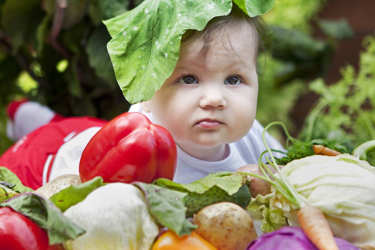 Фруктовый малыш. Deti i frukti. Овощи для детей. Фрукты для детей. Ребенок ест овощи и фрукты.
