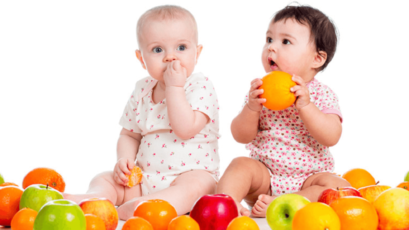 Фрукты для детей. Ребенок кушает фрукты. Овощи и фрукты для детей. Кушать фрукты. Фруктовый малыш
