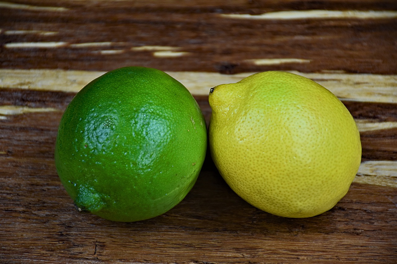 Цитрус лимон Вариегата. Фрукт похожий на лайм. Лимон, лайм. Кислые фрукты.