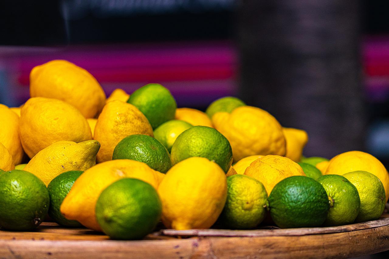 Желто зеленый фрукт. Цитрусовые фрукты. Зеленый цитрусовый фрукт. Зеленый Ци русовый фрукт. Лимон картинка.