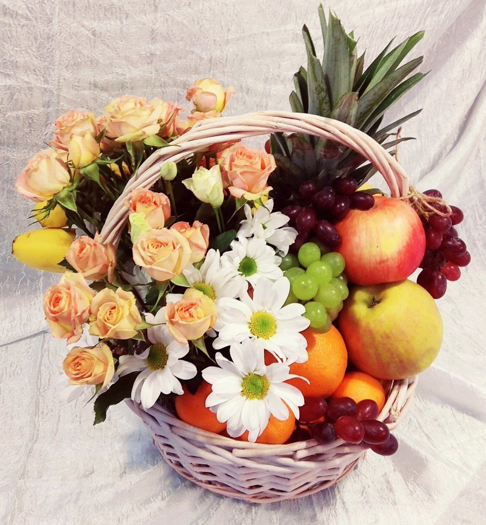 Фото корзина с фруктами и цветами фото и