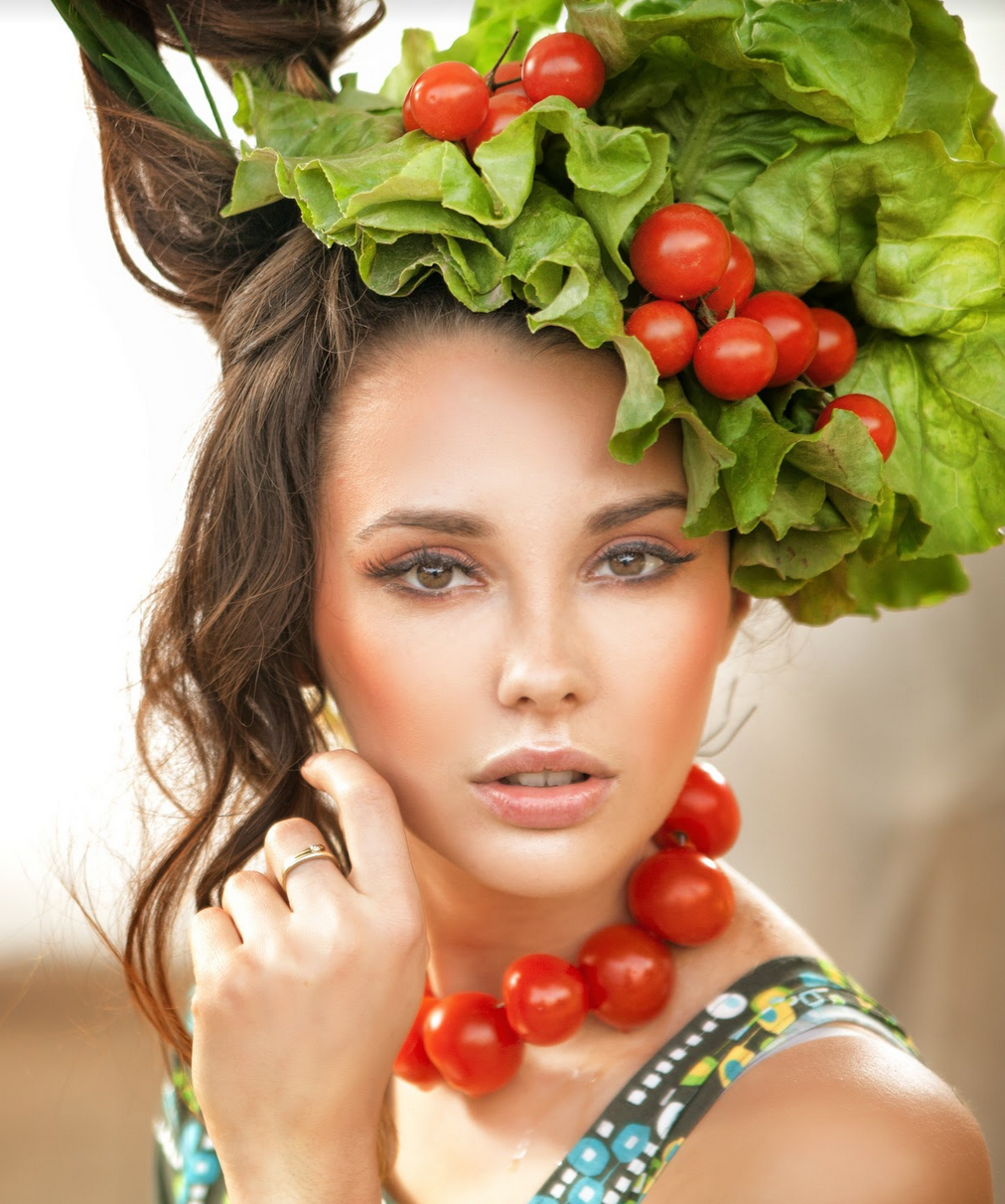 Фотосессия с фруктами. Прическа с фруктами. Красивые девушки с фруктами. Девушка с овощами и фруктами.