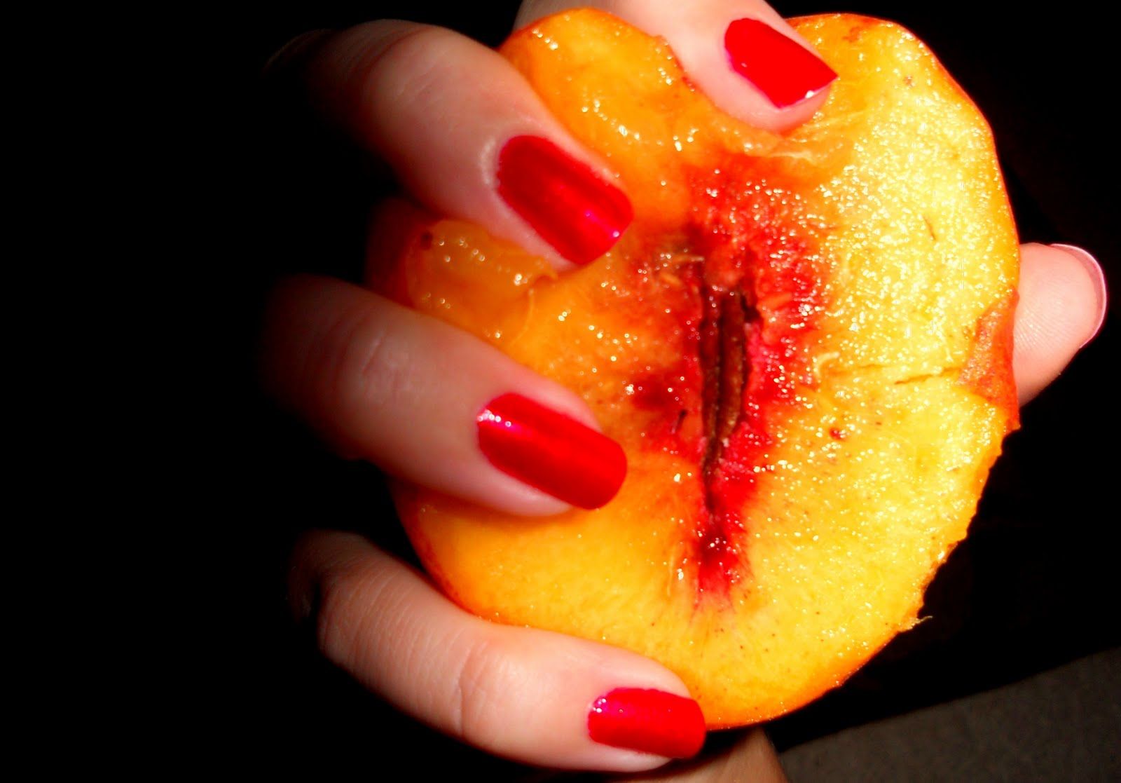 Вид киски персик. Сочный персик. Пальцы в апельсине. Сочные персики женские. Сочные женские перскики.