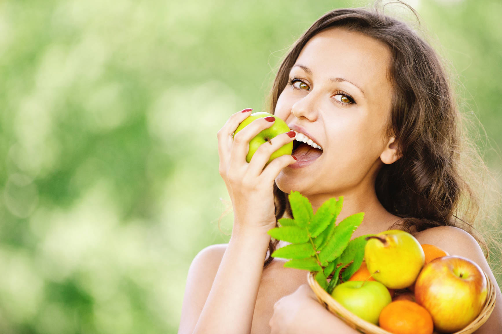 Ешьте фрукты немытые. Девушка ест яблоко. Женщина ест фрукты. Девушка кушает фрукты. Здоровая женщина.