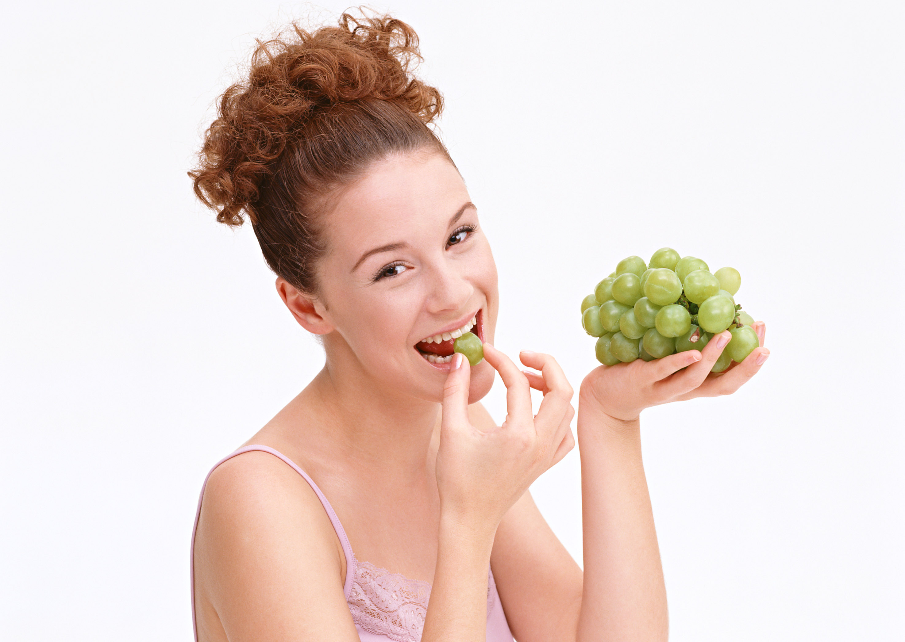 Девушка есть виноград. Женщина ест виноград. Девушка ест фрукты. Женщина которая кушает фрукт. Девушка ест овощи.