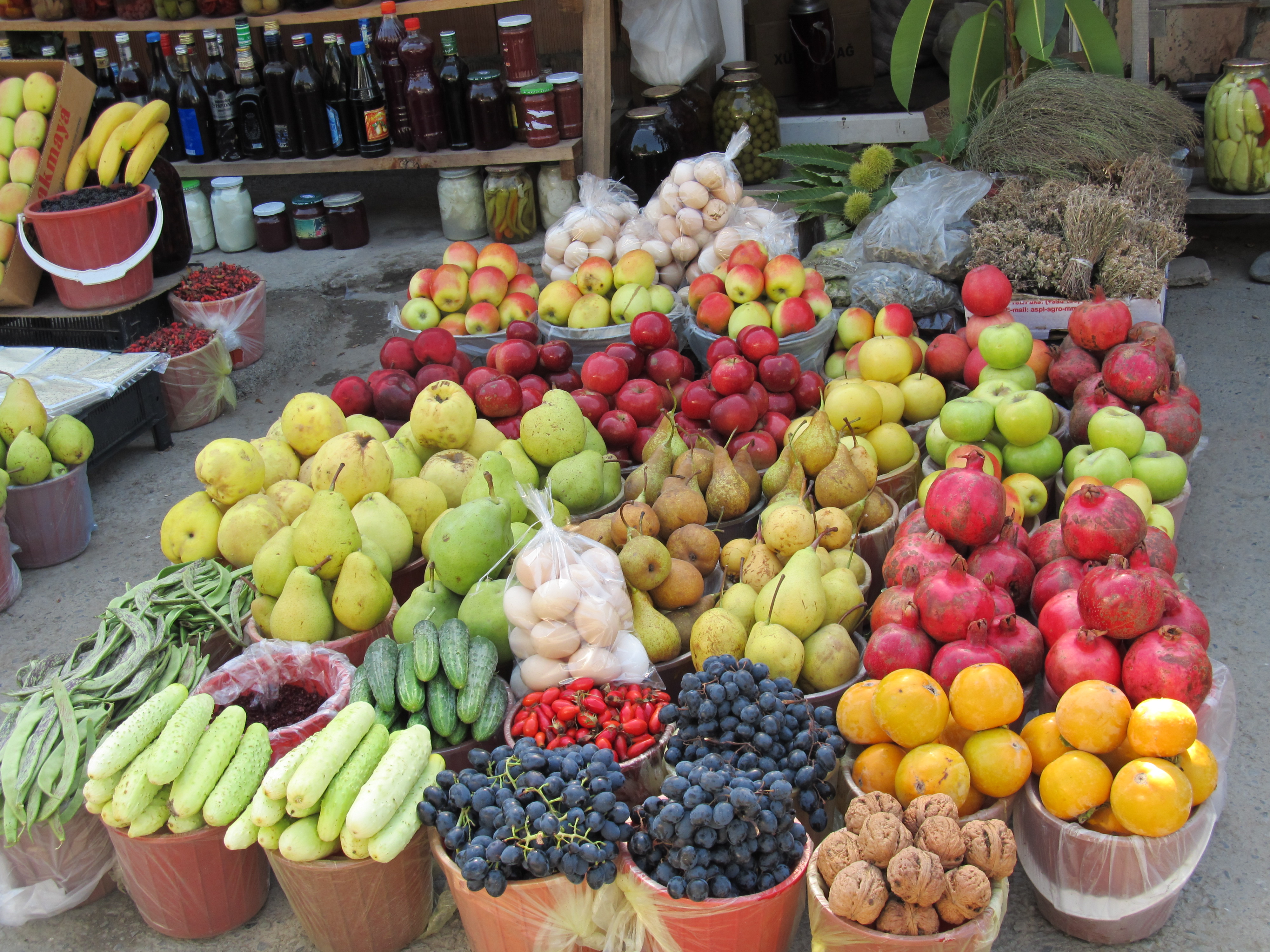 Какие фрукты в узбекистане. Мева сабзавотлар. Фрукты на рынке. Овощи на рынке. Рынок овощей и фруктов.