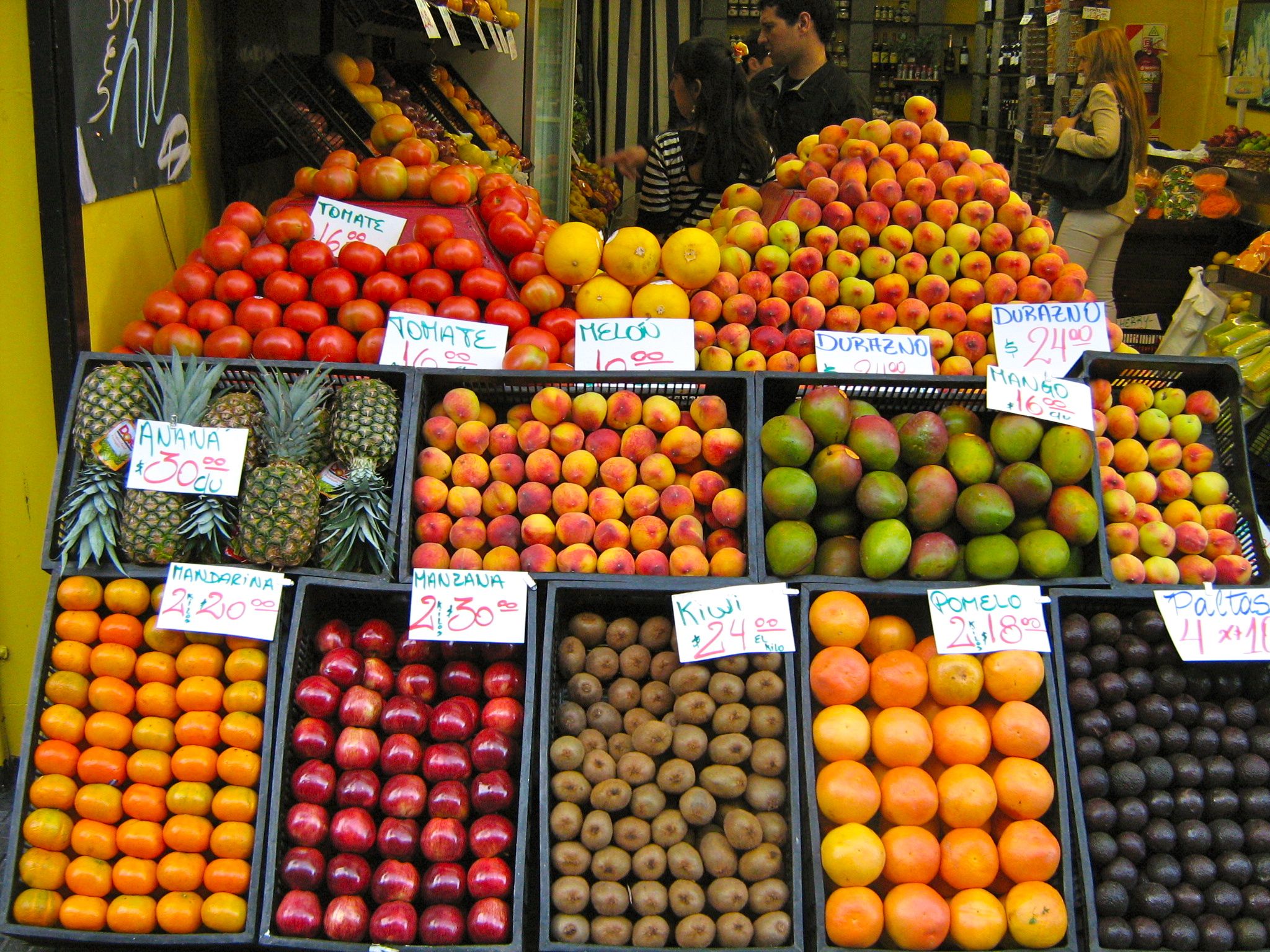 Плодовые товары. Выкладка фруктов в магазине. Выкладка овощей и фруктов на рынке. Прилавок с овощами и фруктами. Витрина фрукты.