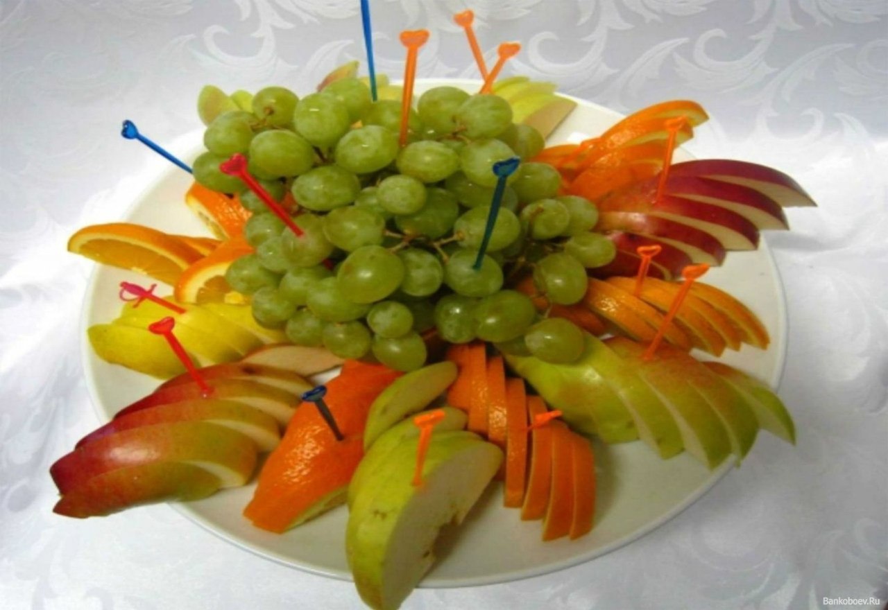 Как подавать фрукты на стол. Красивая нарезка фруктов. Фрукты нарезка. Красиво нарезать фрукты. Фруктовая тарелка.