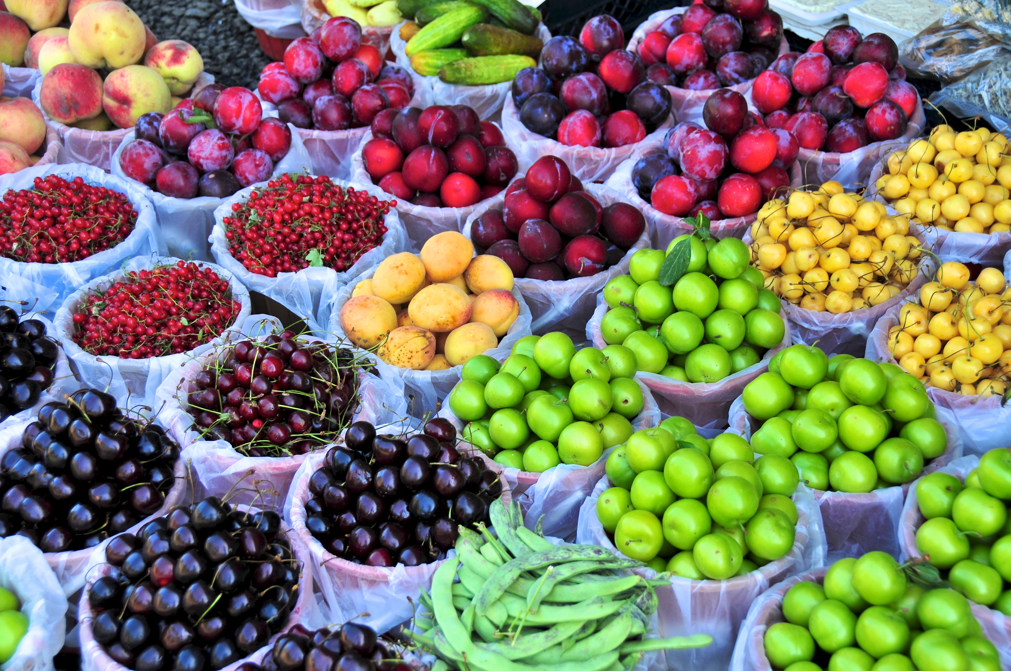 Какие фрукты есть в мае. Морух ягода Азербайджан. Дагестанские фрукты. Фрукты Крыма. Грузинские фрукты.
