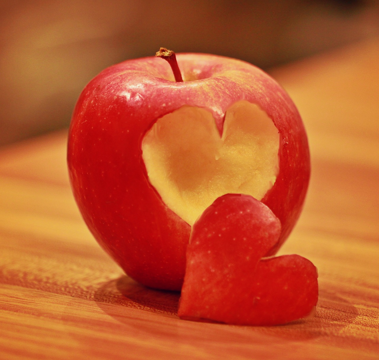 Фруктовые сердца. Сердце из яблок. Необычные сердечки. Яблоко в виде сердца. Яблоко с сердечком.