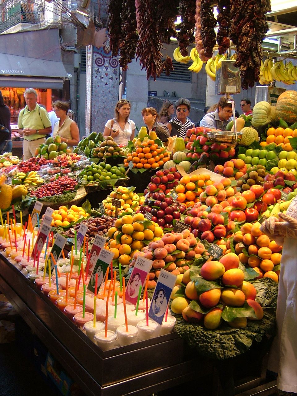 Рынок Бокерия в Барселоне. Рынок Бокерия соки. Фруктовая витрина. Выкладка овощей и фруктов. Рынок витрины