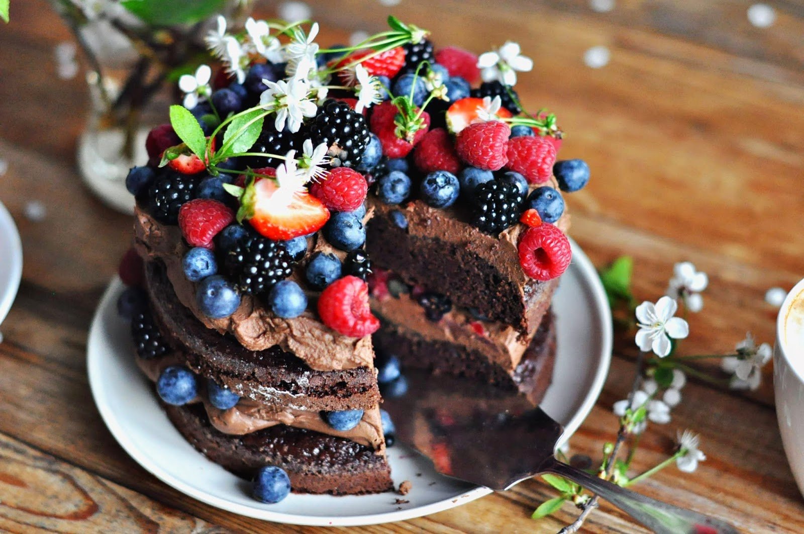 Тортик работы. Красивые торты. Торт с ягодами. Украшение торта ягодами. Украшение торта ягодами и шоколадом.