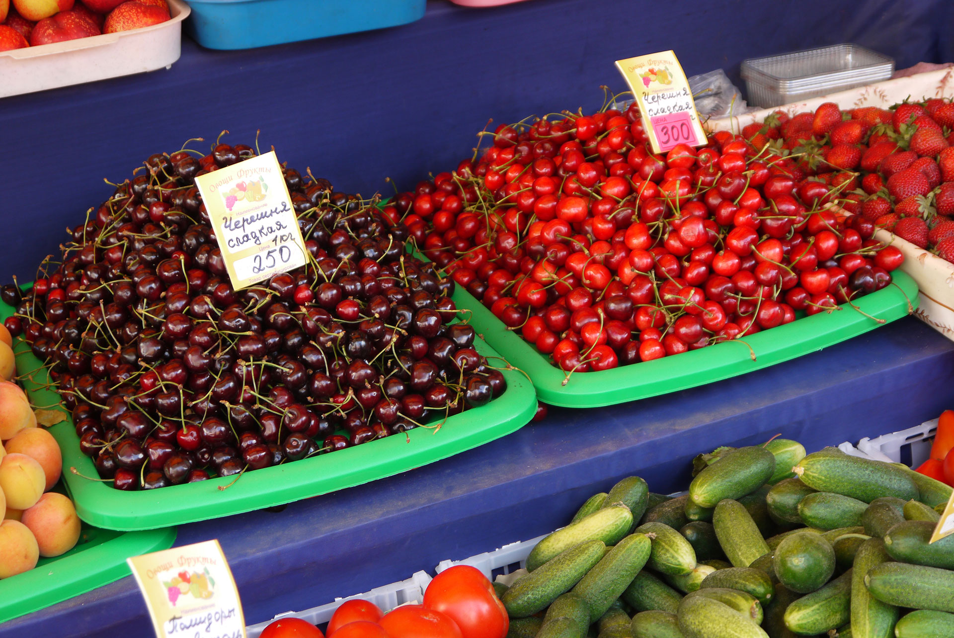 Какие ягоды в мае. Фрукты на рынке. Дагестанские фрукты. Фрукты на базаре. Черешня на рынке.