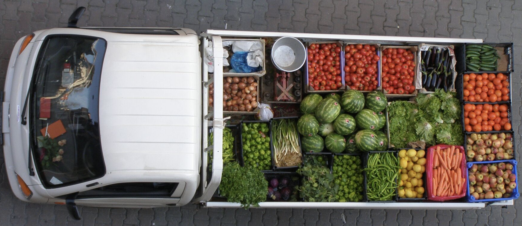 Реализация скоропортящихся пищевых. Транспортировка овощей и фруктов. Машина для перевозки фруктов и овощей. Грузовик с продуктами. Грузовик с овощами.