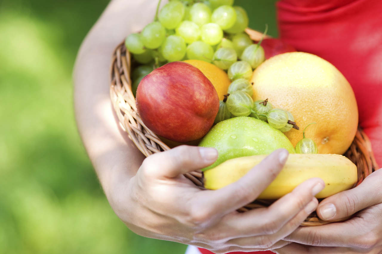 Фруктовая жизнь. Овощи и фрукты. Фрукты овощи руки. Фрукты в руках. Овощи и фрукты в жизни человека.
