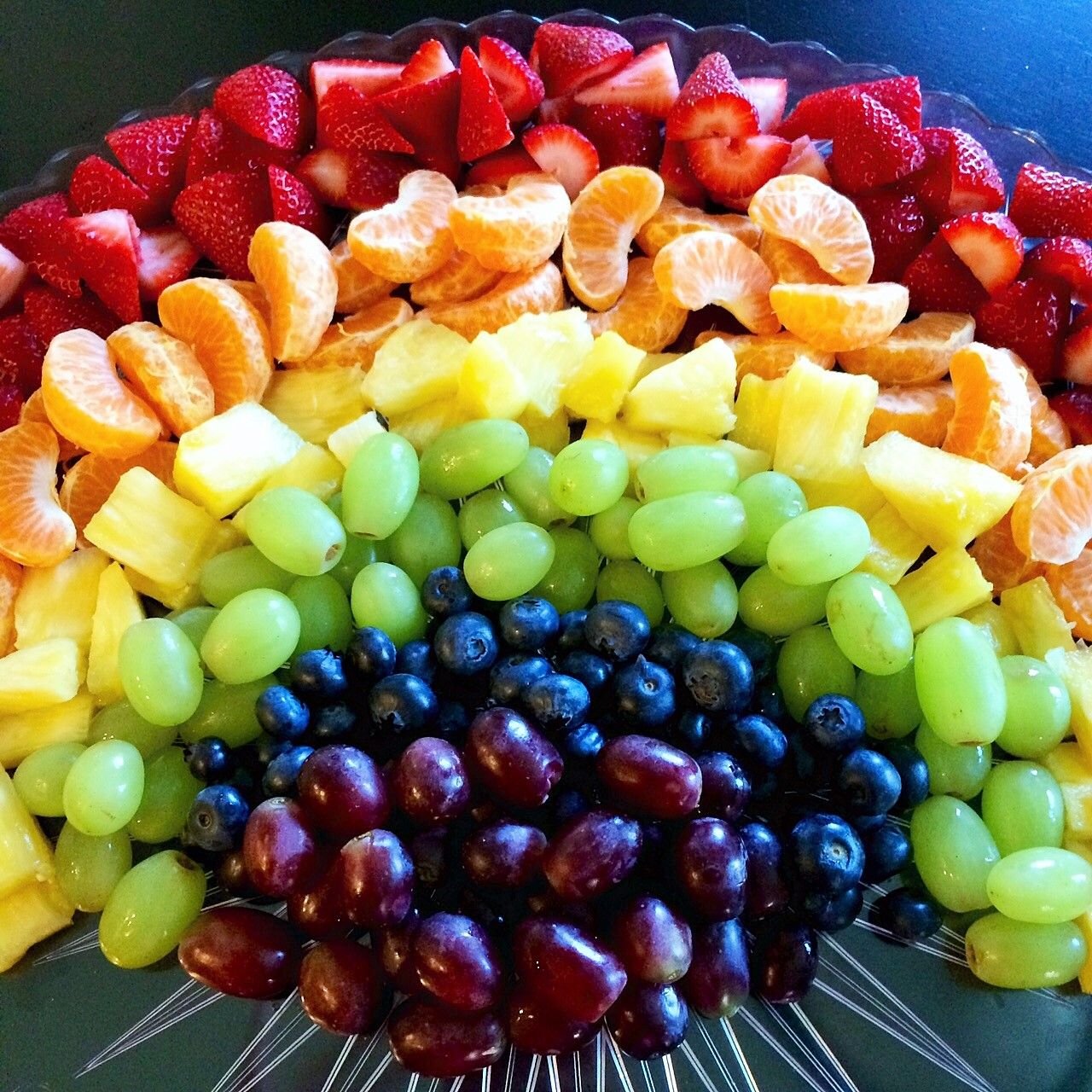 Как выглядит фруктовый. Фруктовая тарелка. Фруктово Ягодная тарелка. Фруктовая тарелка с ягодами. Фрукты нарезка.
