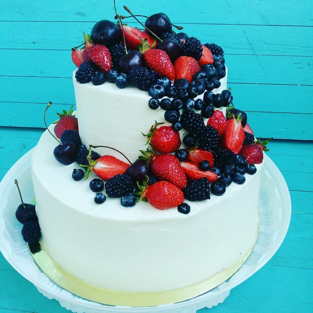Торт белый с ягодами наверху