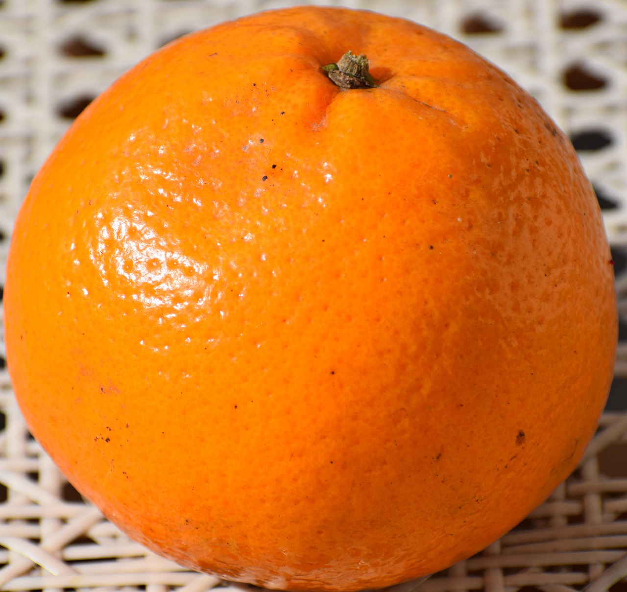 Круглый оранжевый фрукт