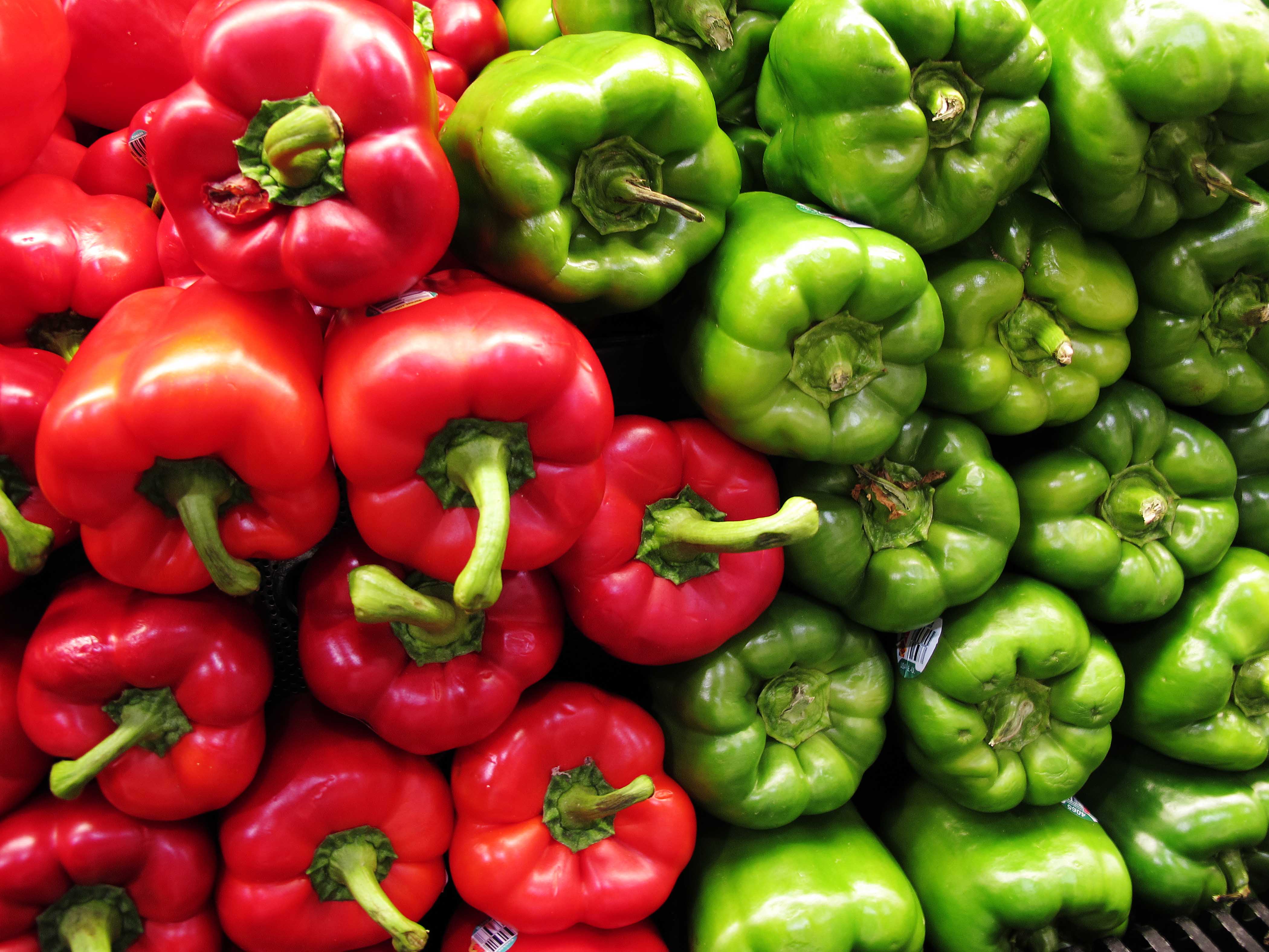 Red vegetable. Болгарский перец перец зеленый. Перец зелёный болгарский. Перец красный и зеленый. Перец салатный ~ 550г.