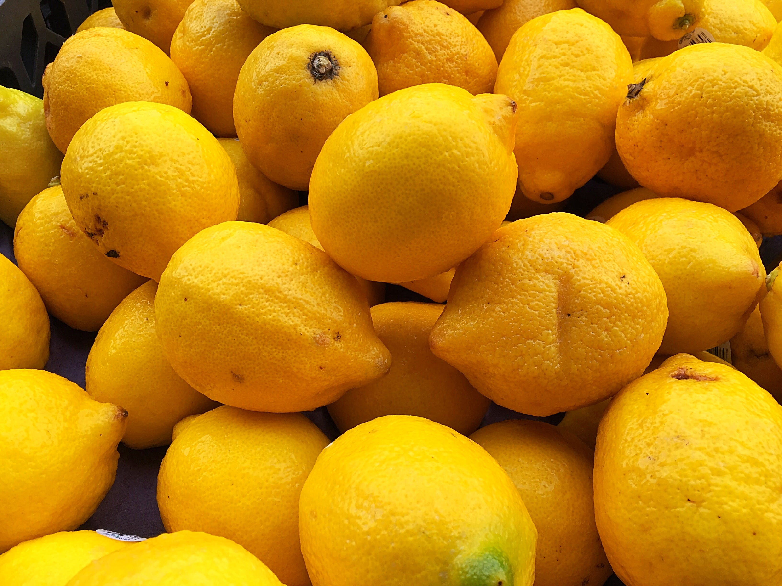 Желтые фрукты названия. Желтый фрукт. Маленький желтый фрукт. Желтый экзотический фрукт. Овощи и фрукты желтого цвета.