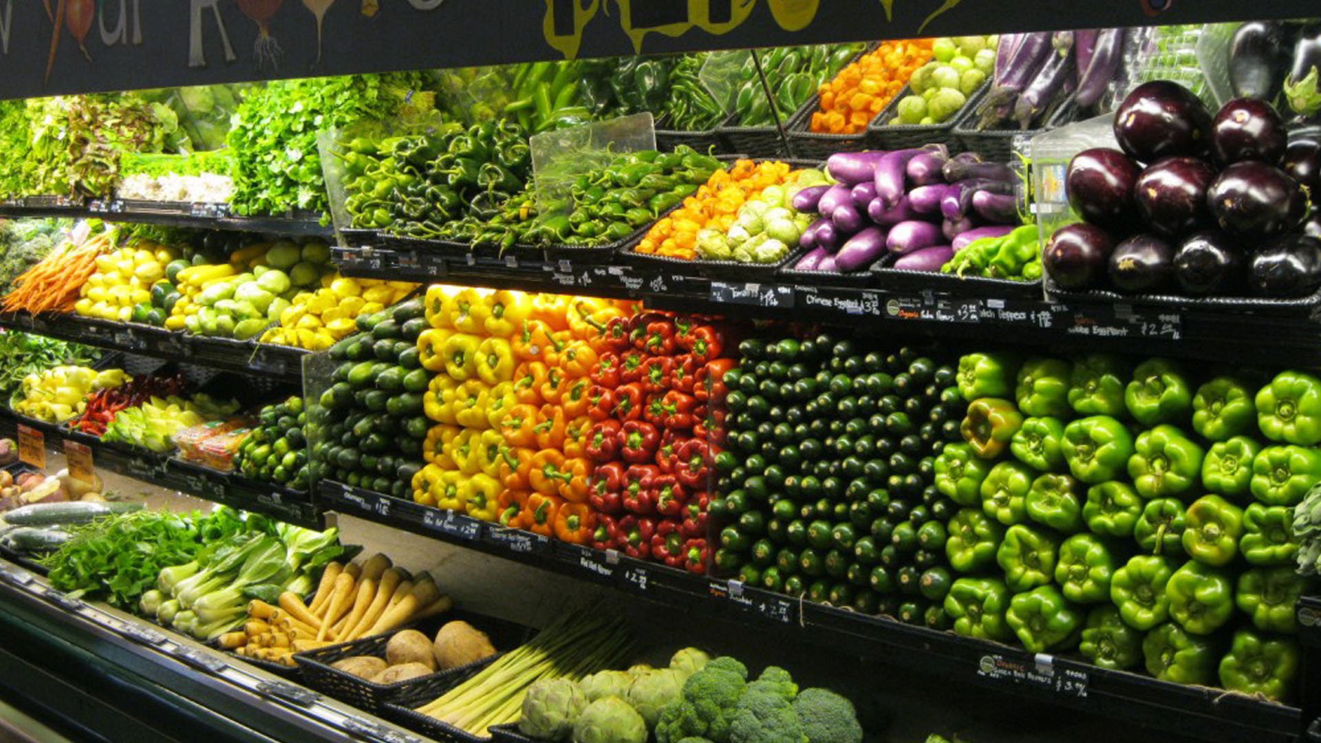 Рынок свежих фруктов. Выкладка овощей и фруктов. Выкладка овощей и фруктов в магазине. Выкладка овощей и фруктов на рынке. Выкладка фруктов в магазине.